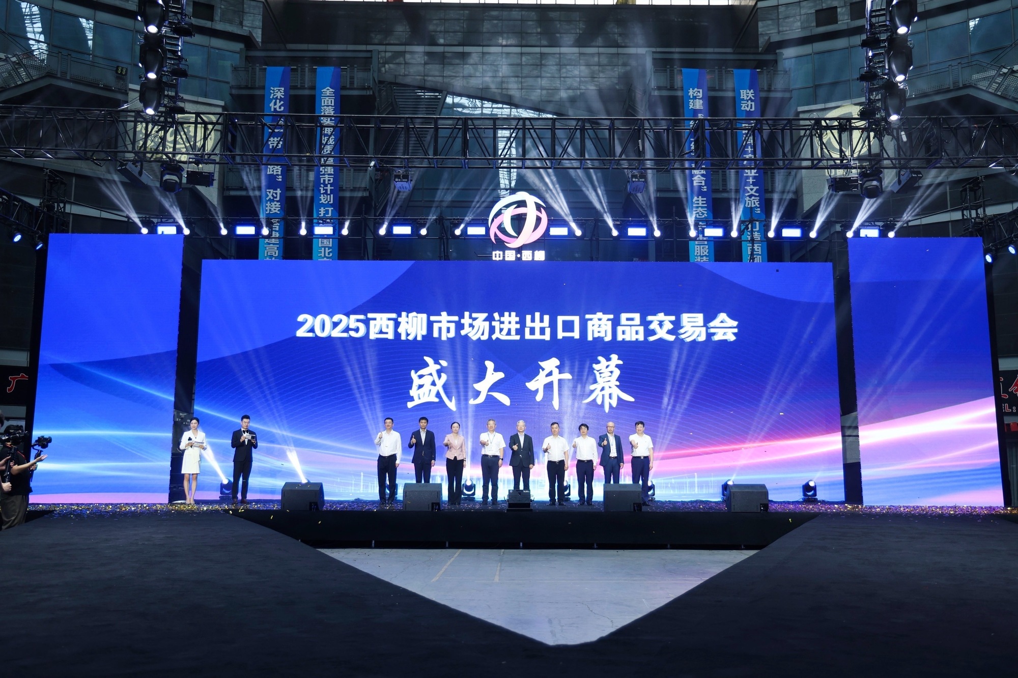 出口商品交易会暨西柳国际服装周启幕冰球突破豪华版2025西柳市场进(图3)